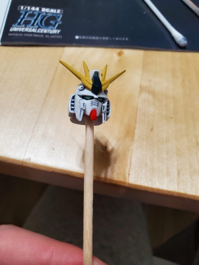 ガンダムマーカーのグレイでスミイレして組み上げ。意外と上手い具合にまとまってくれてるなという印象。筆塗りがまだまだど素人の域から出れない。子供を寝かせて、家事を一通りこなし、嫁さんが寝室でゆったりするくらいの時間になってようやく作業を始める。と、同時に性格的にせっかちなのが悪い方向に作用してしまっている。塗装うす塗りするとどうしても待ち時間が発生してしまい、塗料や筆の乾燥等を考えてしまって、どうしても一回で厚めに塗って見た目の塗れてる感を優先してしまって、焦りからの厚塗り傾向になってしまう。今回のこのアンテナも、せっかくシャープ化させたのに厚塗りのせいでどことなく厚ぼったい印象に。やっぱり手を掛けて形になっていくと嬉しいけど、この辺りはもう少し経験を積んで行くことで改善していきたい。