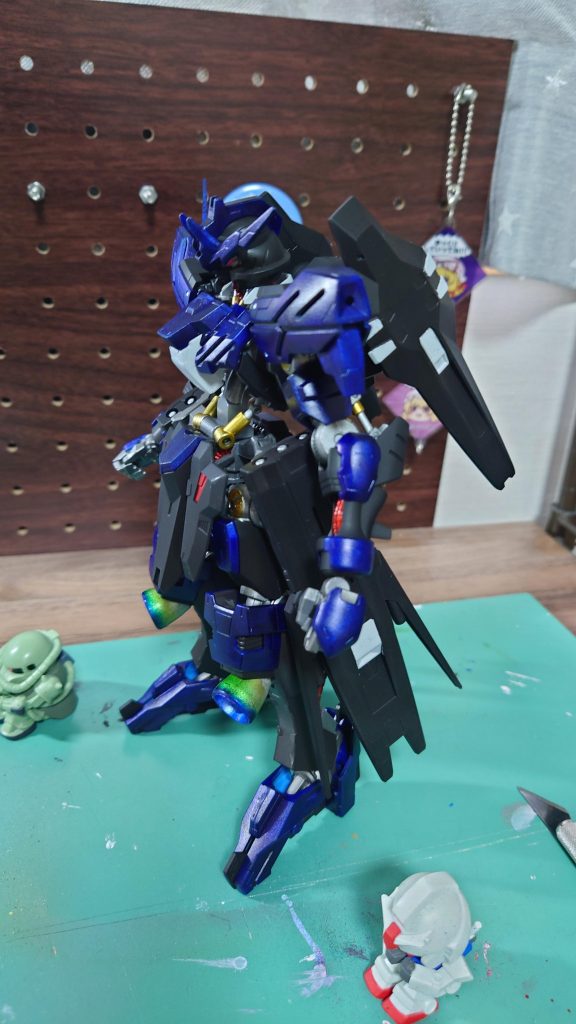 黒パーツはミスターカラースプレーのつや消しブラック、青パーツはキャンドゥのモデラーマーカーメタリックブルーの上からキャンドゥのアルコールマーカー青→キャンドゥのアルコールマーカーグレーの順で吹き付けてます