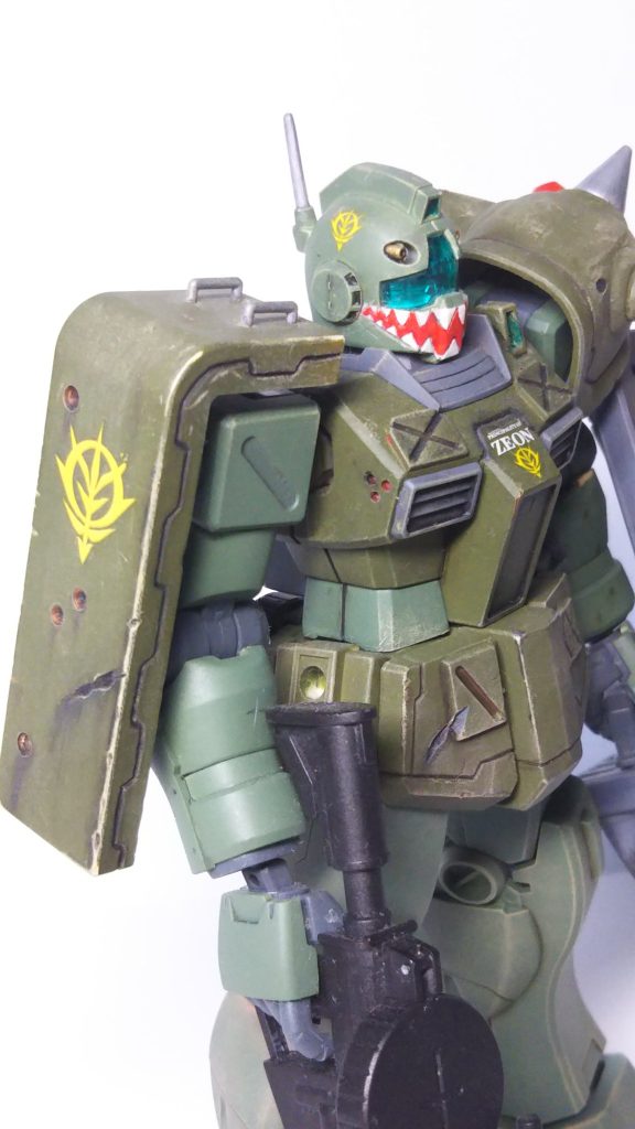 右肩のシールドにはちょいと筋彫りをして、[←こういう形の取手(?)も着けました。シールドや胴体のダメージはヒートペンなどを使っています。