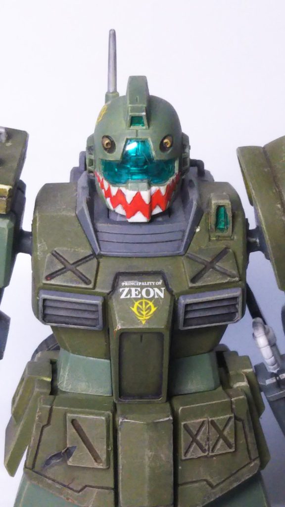 一番のアピールポイントのシャークマウス。航空機用のデカールをうまいこと流用するつもりだったのですが、無理だったので手描きです。