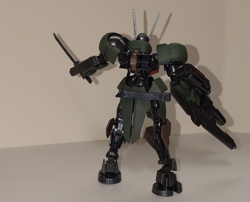 後ろ姿。1枚目メイン写真もですが、何か下地の赤っぽい部分が透けて見えてしまってますね。フラッシュ焚くと透けてしまうのかもしれません。