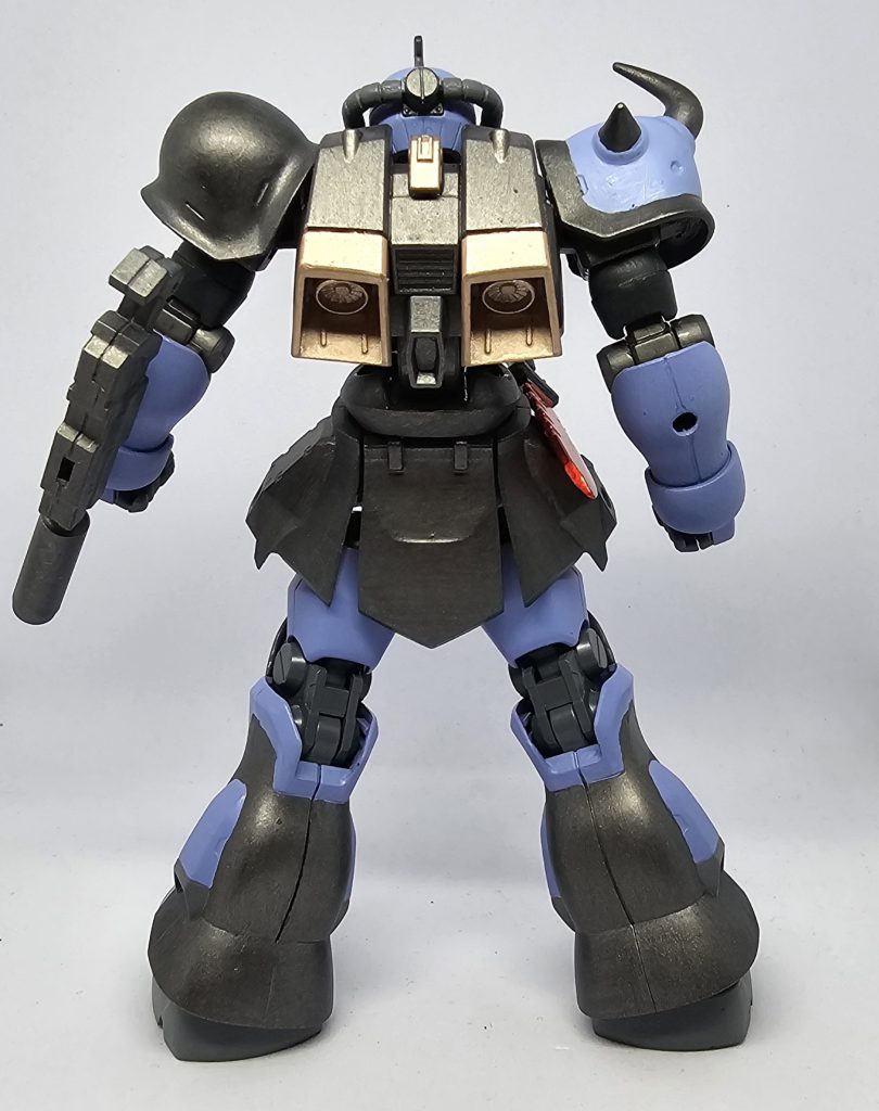 リアバックパックは元より少し大きめなバーザムを使用。曲線が多い機体にあえて角張った物を選びました。