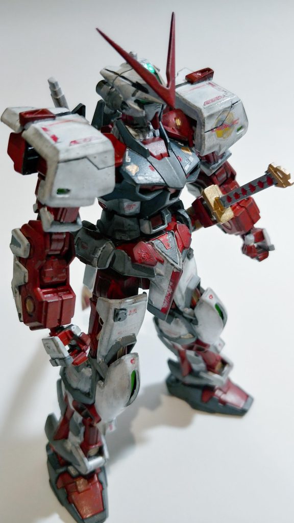 ネタ装備にしつつも各部の工作はキッチリやることを意識。ガンメタにドライブラシ、エッジにウェザリングマスターで汚し。肩パーツは一度切ってパーツ挟んで再接着、肩と膝に穴開けて緑のクリアパーツを裏から貼り付け、一部をワントーン変えた色で塗る、デカールやらなんやら貼るなどで情報量アップ。あと初めてフィニッシュシート使ってみました。 とはいえシード系はどうにも汚しが合わないので、やっぱりガンメタ塗らずにエッジにウェザリングマスターだけにしておくべきだったかもしれない。