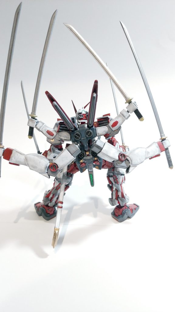 そんなわけでロウの妄想の中でのみ存在するという妄想の下に作成。上記の説明の通りフライトユニットを改造して四本の腕を生やしました。短い腕はなんかのジャンク、長い腕はレッドウォーリアの脚にレイダーガンダムの腕を切り貼り。