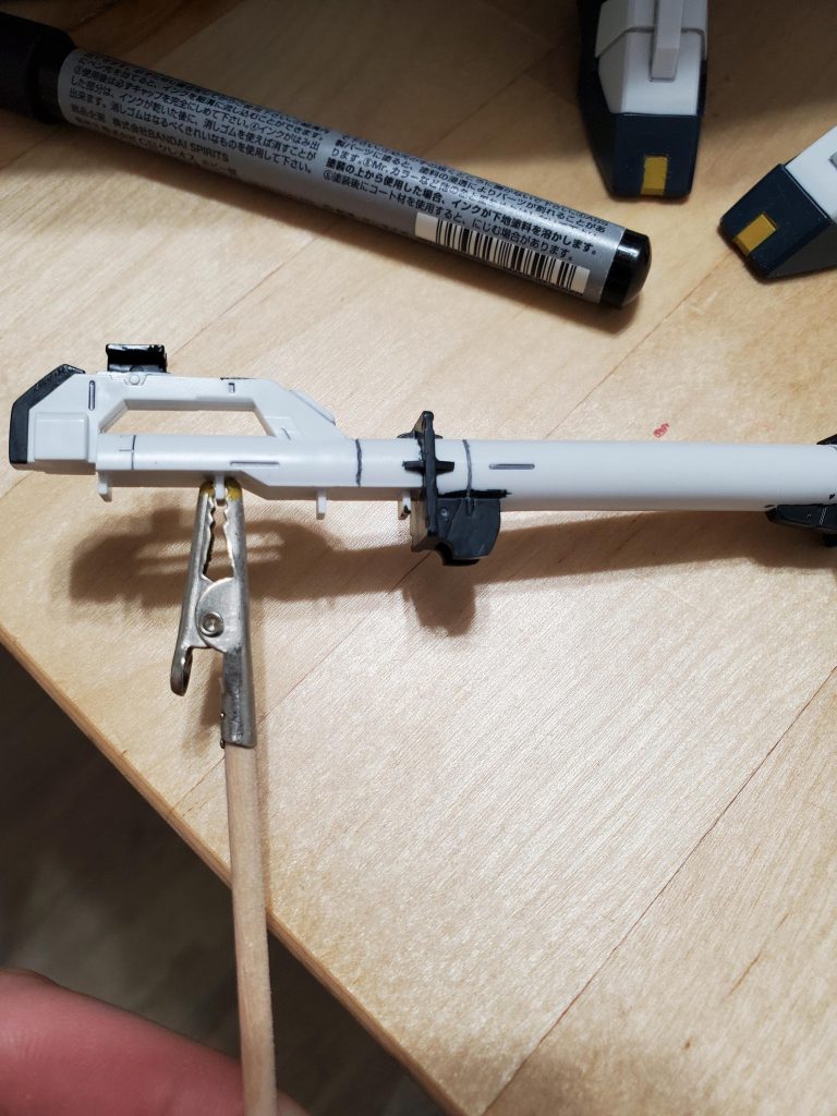 とりあえず大まかに塗って、カンナがけする前の放置状態。これはなかなかバズーカ下部の部分と色味も合ってるんじゃないか?と思い…