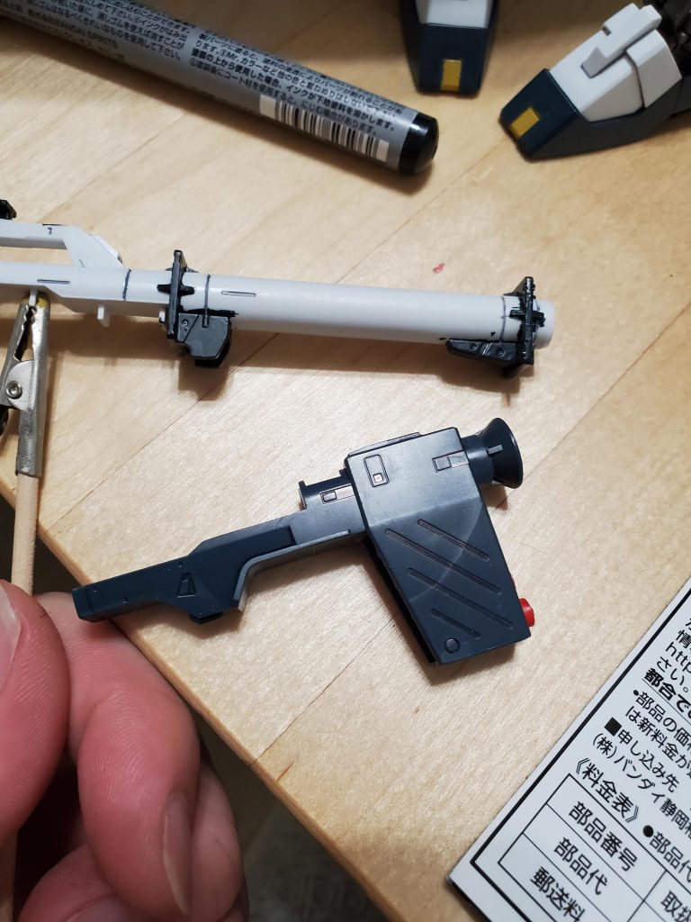 これくらいなら成型色とのズレもほぼない。乾燥させたらはみ出た箇所を徹底的にカンナがけしてやります。成型色仕上げのメリットでもありますね。