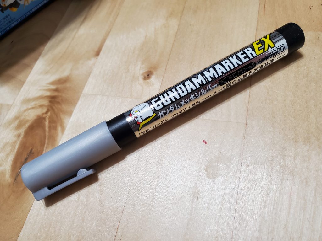 あと一つ紹介したいのが、このガンダムマーカーのメッキシルバー。初心者の自分が部分塗装をするにあたり、色々調べた結果、このペンの特性は避けて通れませんでした。