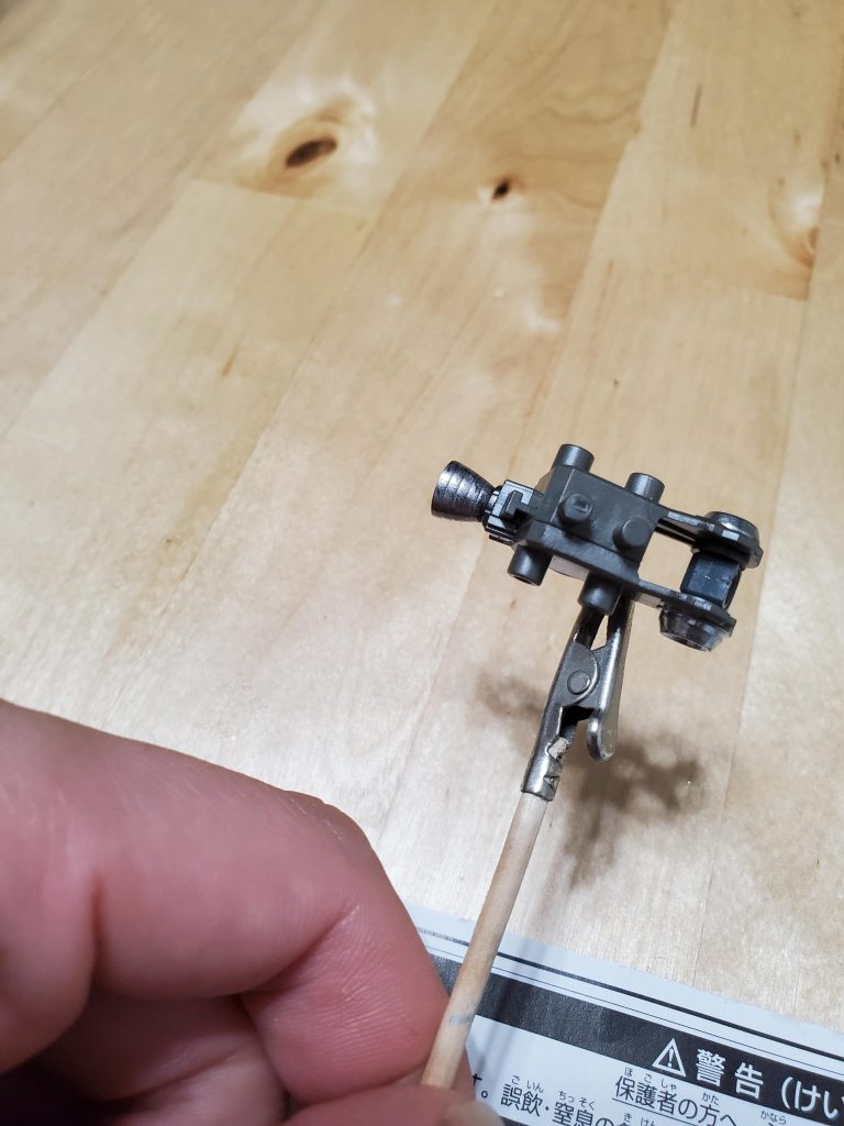 こんなに金属感出るなんて反則…バックパックのバーニアも最初は焼鉄色で塗り固めてきたけど…この輝き方は使わない手はございません。