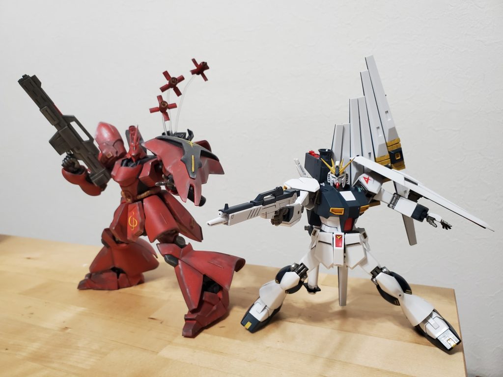 ようやくサザビーとのツーショットが実現。今回作ってみた結果、自分が作るので一番億劫なのは『武器』よりも『足』ということがわかりましたww腕も対で存在してるけど、大体腕というのは顔や胸を作ったすぐあとの製作意欲バリバリのときにたどり着く箇所だからテンションが保てるわけで…色々作った後の足の対はなかなかモチベーション上がりきれなかった…今度から武器作ったあとは足を作っていこうと思う。前も書いたけど、ガンダム系のMSはメインの色が白で出来ていて、白化をほとんど気にせずに作ることが出来た。こんだけ時間がかかったたけど、この白い装甲じゃなかったらもっと時間かかったと思う。多分ウェザリング終わり次第また載せると思います。