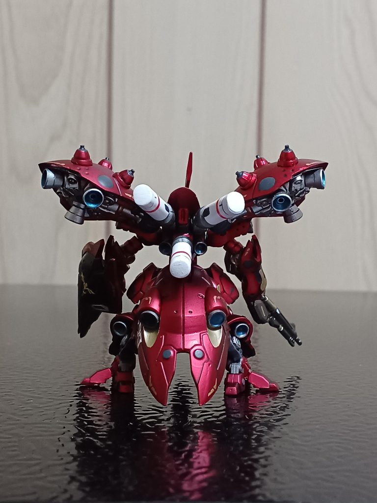 バックから。今回は、ロボット魂(重塗装仕様)を参考にバーニアやスラスター内部は青で塗装。また、ゴールドのラインデカールを使用しました。(gundam-kao6)ただ、仕上げはつや消しです!