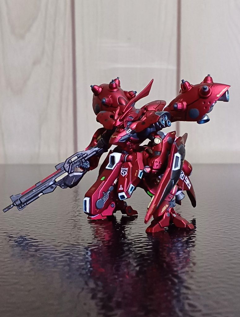 全体像。今回の塗装は特に楽しかったです(gundam-kao6)ただ、少し思う所もあるので書こうかなと。まず、黒サフからシルバー、クリアーレッドと塗装しましたが少し暗いかも?(gundam-kao1)イエロー系を下地にするか、シルバーではなくてゴールドからクリアーレッドでも良かったかもしれません。個人的には、気に入ってますがもうちょっと明るいほうが好みの場合は変えたほうがいいかもしれないですね!(gundam-kao6)あと、クリアーレッドも重ね過ぎると濃くなりすぎて暗くなると思います。そして、関節やフレーム類はエナメル塗料を使って筆塗りなのですが、もう一段階明るいグレーの方が際立って良かったのかなと思いました(gundam-kao5)
