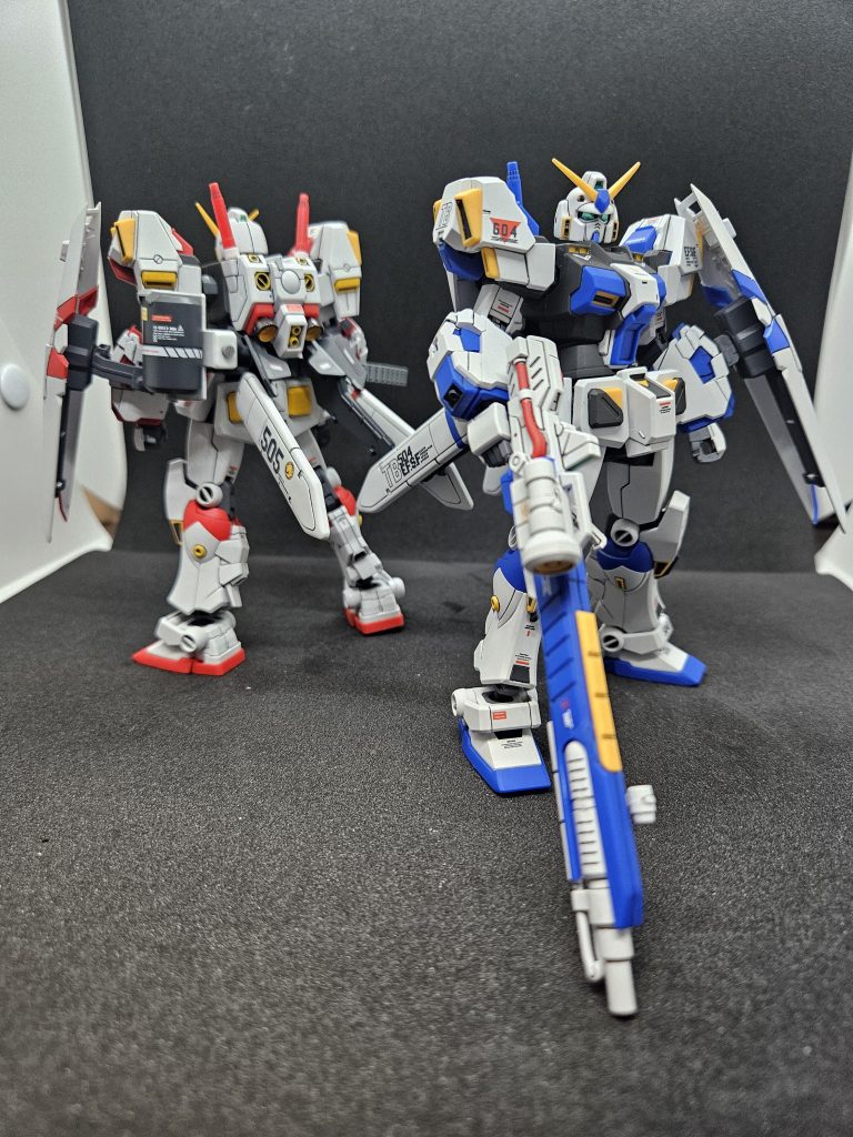 高機動タイプです。4号機のメガビームランチャーがカッコいいです。5号機は、銃弾ベルトが短くてポーズが付けづらいので、タンクの取り付け向きを90度回転させると、長さに少し余裕が出来ます。