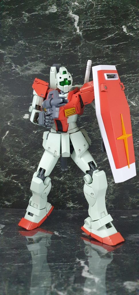 《改造点》【頭部】MG ジム ver1.0の頭部を元に若干の加工を施した【胴体】フルメカニクス 1/100 レイダーガンダムの胴体をGMの形状に寄せて改造!各部接続軸を新造して合わせた。【腕部】MGのORIGIN版ガンダムの物を①モールドに変更した。【腰部】MGのジムⅡ(UC版)をベースに改造。上半身が刺さる様に軸受けをムリヤリ何とかした。【脚部】MGのジムⅡ(UC版)をベースに足延長。スリッパは他に使う予定があり、MG ジムスナイパーⅡの物を採用。それに伴い、関節を①モールドに変更。