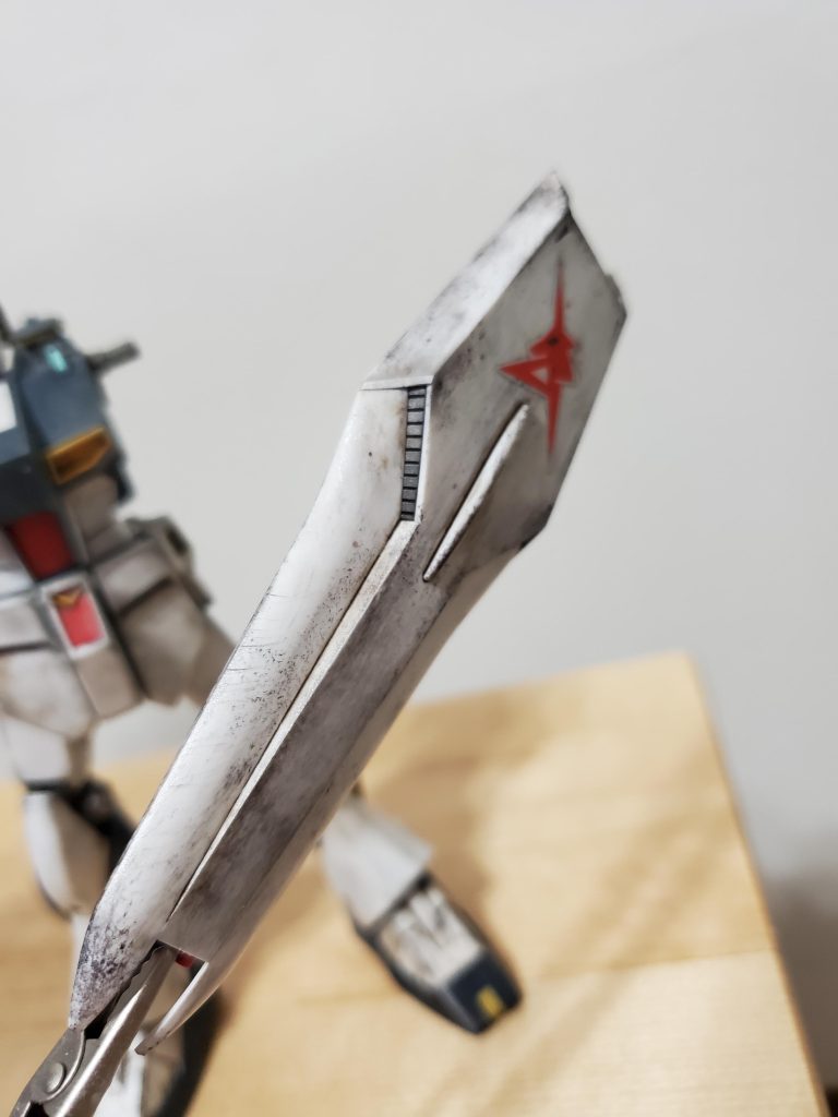 宇宙空間のどこ行ってきたらそうなるん…っていう感じに仕上がったシールド…ちょっと汚しすぎたかな～??そもそもチッピングやりすぎて、そのままウェザリングマスター乗せたらこうなった。まぁこれくらい汚れててもいいか。