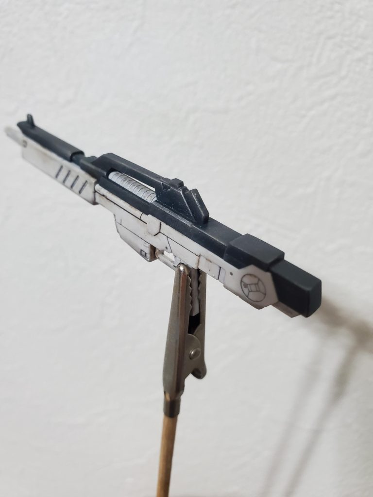 エッジのシルバーがいい感じに金属感出てる。写真には撮ってないけど、ライフルの下側のパーティングラインの隙間に、マズル側からスミイレの塗料が入ってしまい、逆に目立ってしまった…いっそのこと、ライフルもRGの物に交換してしまうのもいいのかもな。とりあえずまだ乾燥中のため、組み立てて最終的に出来上がりを載せようかなと。何のための出来上がりと制作中で分ける様になっているのかわからない書き方してるのは重々承知の上での投稿です…(gundam-kao5)