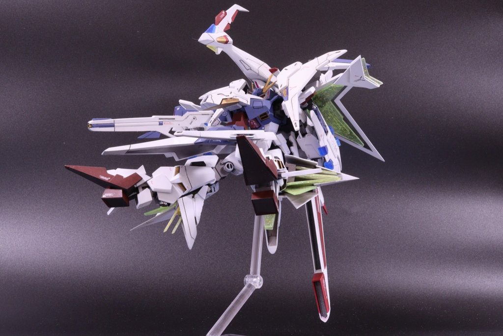 逆関節の中間飛行形態もいけます。