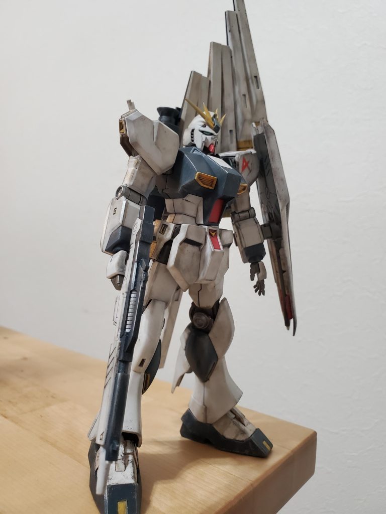 このνガンダムも匹敵するくらい本体は作りやすかったけど、やっぱり同じような構造のフィン・ファンネルを6個も作らないといけない所が少しだけサザビーよりもハードルは上がるかもしれない。