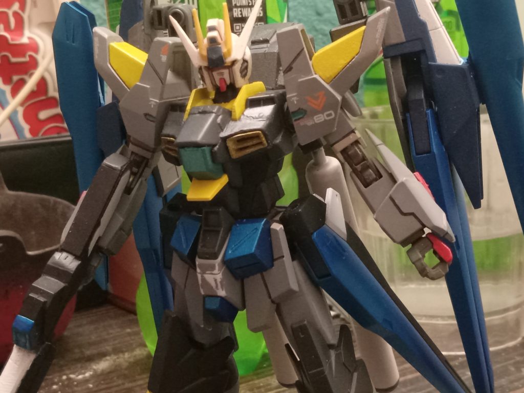 私は主にHGBFのアメイジングストライクフリーダムを使用しました。キットの見た目が良く、プロポーションと可動性も優れているからです。バックパックの底のドラグーンを外して、サイドスカートに取り付けました。代わりにウェーブタンクを使用しました。より堂々とした見た目になると思います。