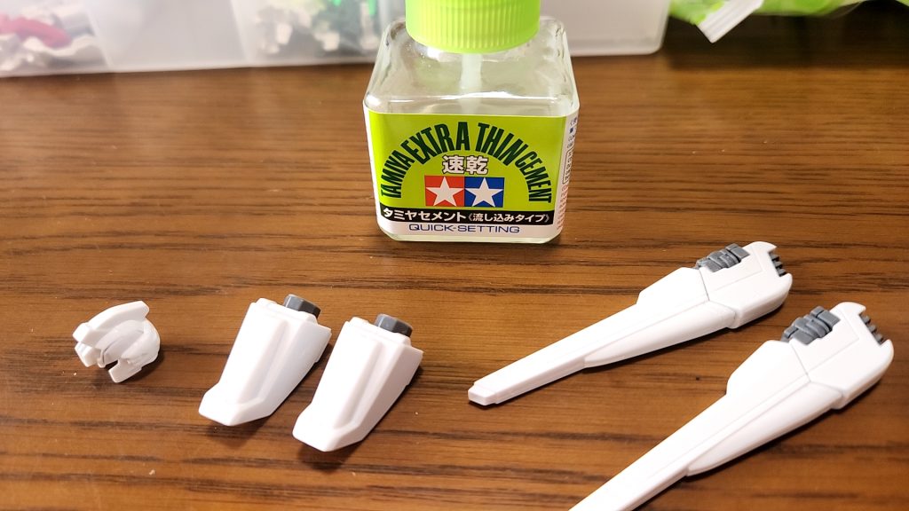 合わせ目消しの様子。今回は特別なのもあって頭部ヘルメット、肩部、ヴェスバーの合わせ目を消してみました…消えてるかな？