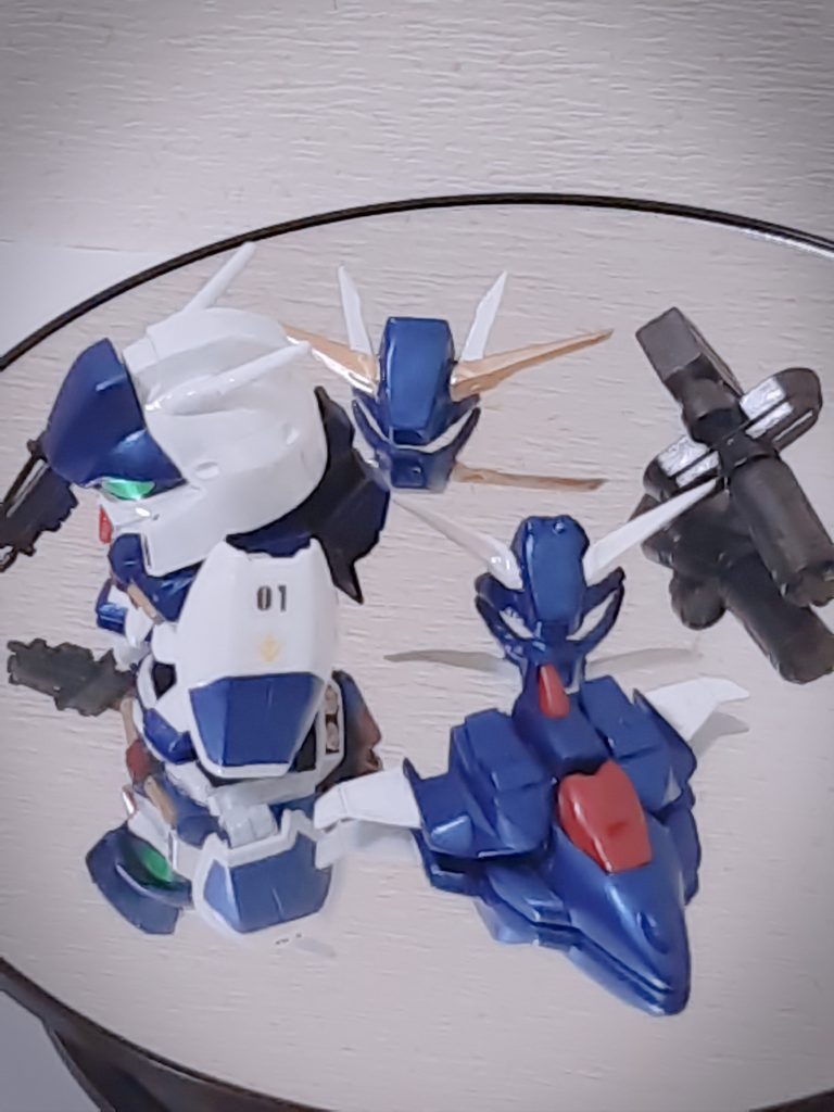 コンパチ用パーツセットは上記だけです。リガズィード用のヘッドパーツ、リガズィカスタム用のヘッドパーツ、バック・ウェポン・システムを分割・着脱可能に改造、クェス専用ギラドーガのガトリングガン（使いまわしできるように改造しませんでした）ちょっと色味が白すぎるのでもう少し水色っぽくしたいなと思いますが、とりあえず完成という事でアップします。