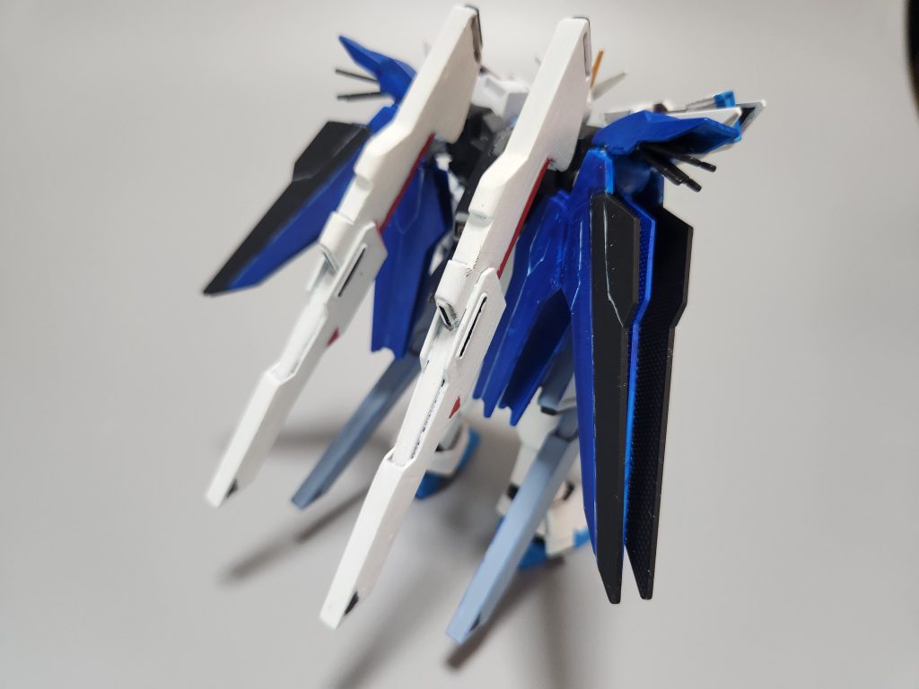 バラエーナが根元で折れるのが好きになれない男なので、翼に隠さない方式を採用しています。翼も当初はDXのまま色かえのつもりでしたが…