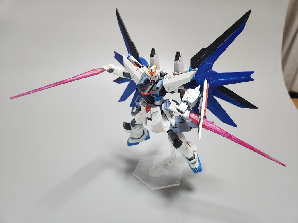 どうにもハイマットの差別化がつかず、フリーダムに寄せて大改造しました。大型ビームサーベルは柄頭で合体可能です。