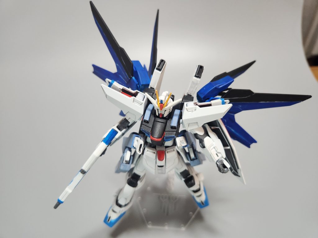 翼はフリーダムMGVer.2を意識しており、ボールジョイントで縦だけでなく横に広げることが可能です。