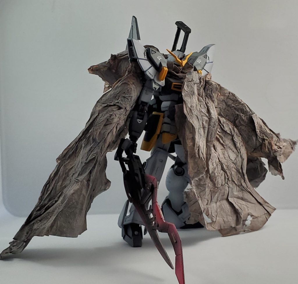 マントは他のモデラーさんを参考にティッシュペーパーに水彩絵の具。しわしわのボロボロにしました。肩の接続部を下げたり隙間を開けて別装甲感を出しました。