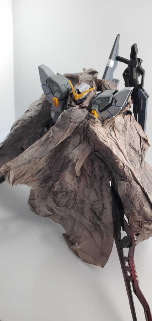 マントを羽織りレーダーからの索敵を妨害。隠密行動からの襲撃に特化しています。その下には数種の剣術装備を隠しています。