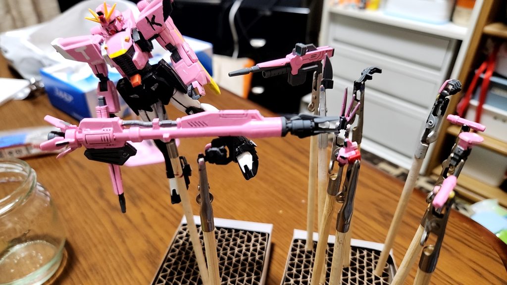 つや消し後乾燥待ちの様子。今回はなるべく丁寧につや消しスプレー吹いて乾燥させました。