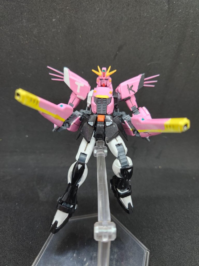 ヴェスバー構えて1枚。今回もヴェスバーのマスキングからの塗装に苦労しました…でも推しのためなら精神で何とかなったのでヨシ！