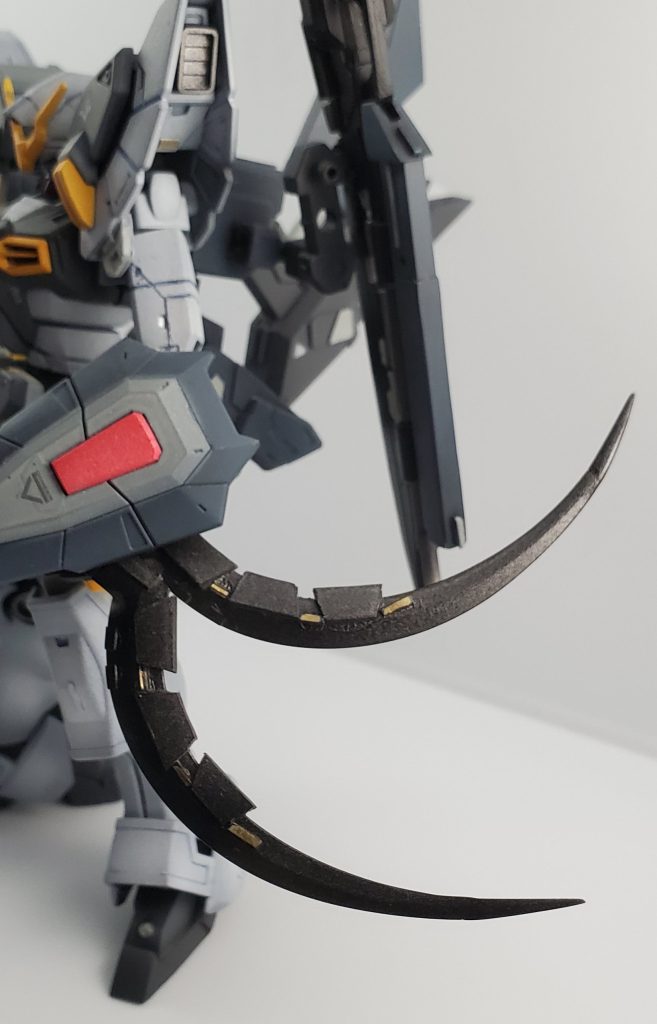 主な装備2重のブレードをシールドから展開。デュアルーファング-フェノメノン(現象)を装備。瞬時に敵機を引き裂くことが可能。