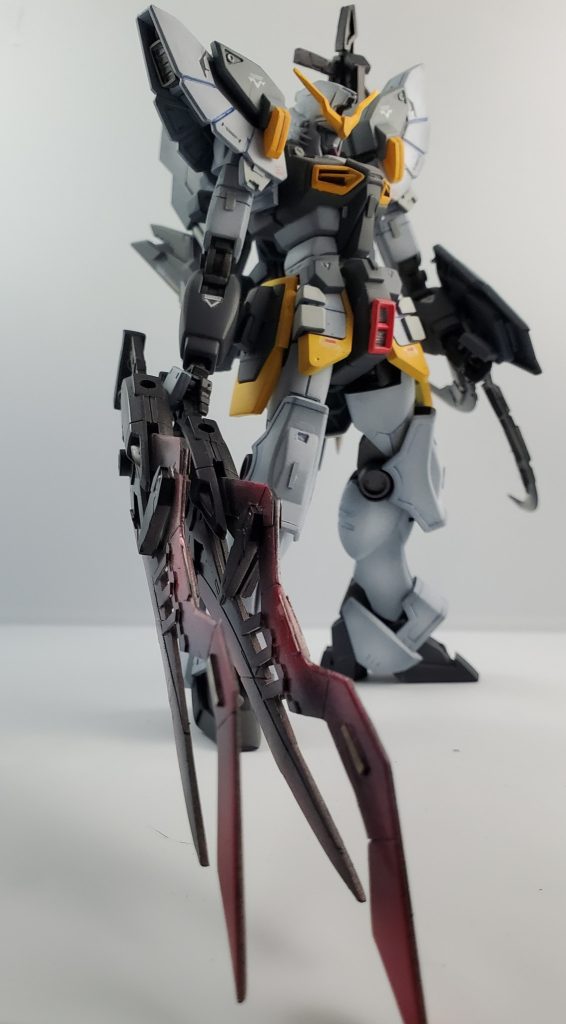 背中にマウントできる大型剣は通常1本づつを両手に装備するが横に連結して斬馬刀。縦に連結して全方位対応ナギナタブレードにすることも可能。