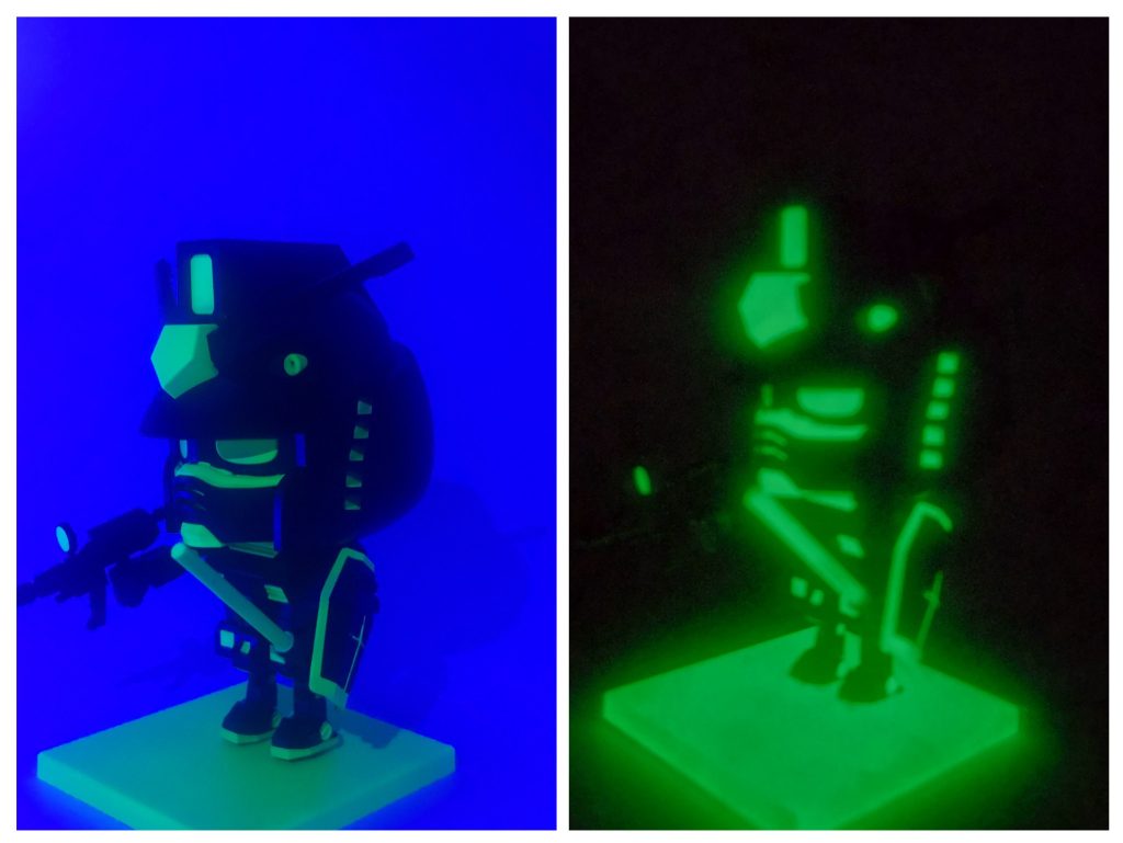 ブラックライト照射 蓄光塗料なので当然光ります。またゴテゴテに塗ってあるので、かなり濃く暗闇で光り続けます。