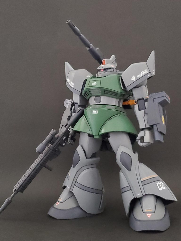 何度もHGUCゲルググは製作していますがC型装備で仕上げるのは初めて😊🎵そして量産型カラーを活かしたいとも思い今回は機体カラーが量産型と同じというパイロット『ブレニフ・オグス中佐』としてモトッチアレンジを加えて仕上げました🙇✨配色を若干変更し適度にスジ彫りを加え、いつもの筆塗り🖌️全塗装で仕上げております😌☘️今回、カラーリングも相まって前面から見ると変化が見られず改修ポイントが全く判りません😅💦