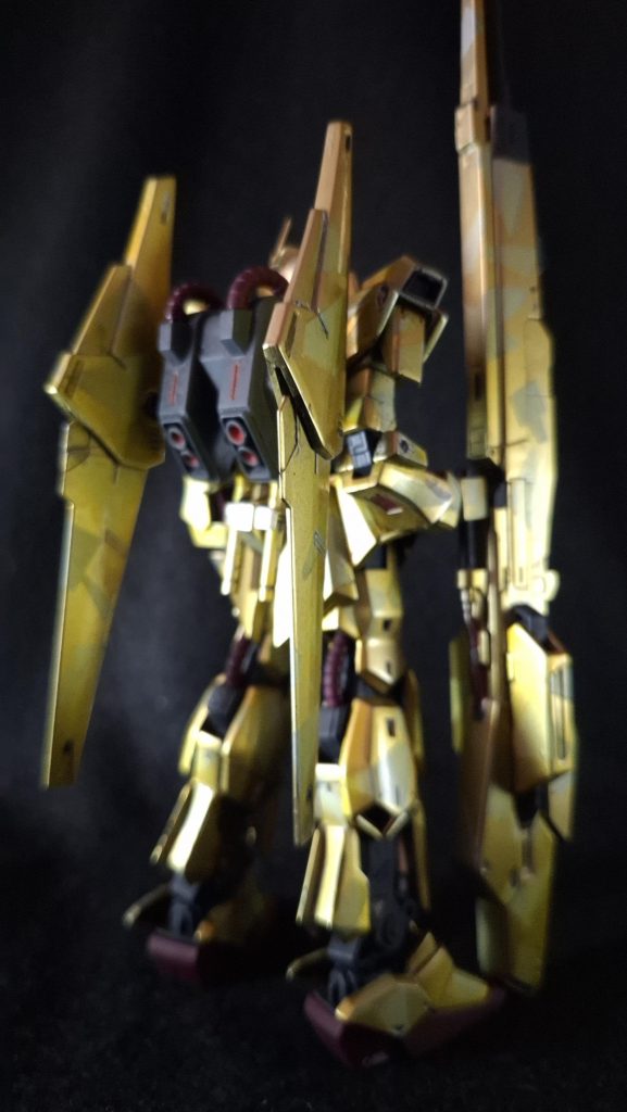 どうせなら百式のまま異質な感じにしたいと思い、武装にはHGUC Zガンダムのハイパー・メガ・ランチャーを拝借。当初はクレオスのティターンズブルー1とジャーマングレーの2色で塗装したのですが想像以上に見た目が近く、差別化したいなということで最終的にはこちらも迷彩塗装しました。