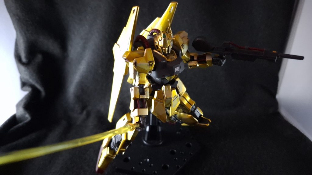 塗装とコンパウンド以外はサクッと済ませるつもりでしたがエッジの甘さが気になり、購入したばかりのマジ・スクで各所を削って各所を鋭くしていきました。ちょうどキサゲナイフが欲しいなと思っていたところだったのですが、ジルコニア製のこのキサゲ本当に切れ味がいい。合わせ目消しも含めて今後とても世話になりそうです。