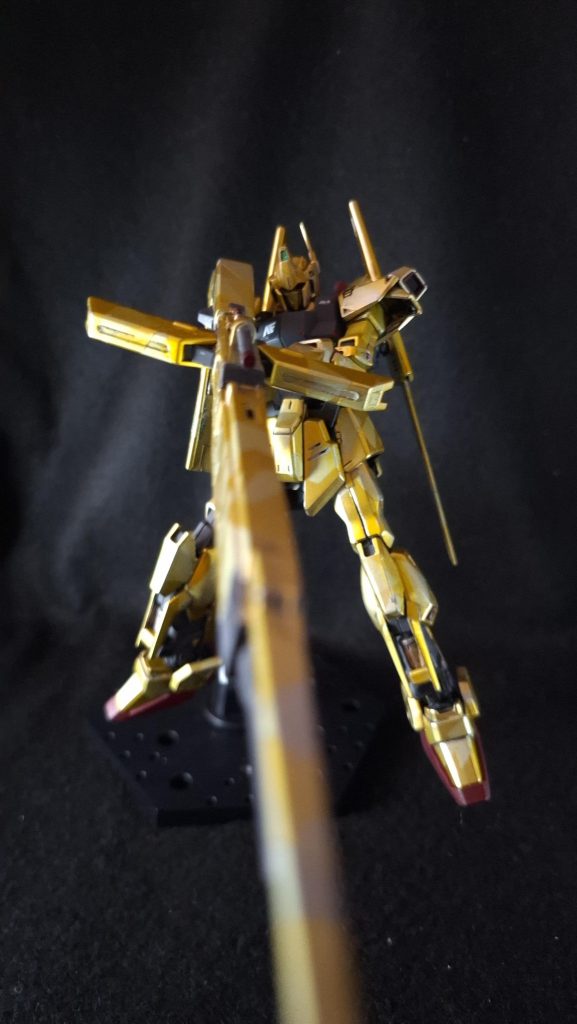 今回はスプリッター迷彩に加えてコンパウンドを使ってみるのも目的の1つだったのですが、想像以上に変わりますねこれ! 荒目で最初に拭き拭きした時はうーん?という感じだったのですが、細目に仕上げ目と研磨を続けていくと見違えるように。頭部アンテナは真ちゅう線に置き換えているのですがほとんど違和感がない! 一方、異質さを強調したいのもあってアイセンサーにはIDEセンサー(走査線)シールを選んだのですがほとんど分かりませんね。奥まっていて影に隠れちゃう。