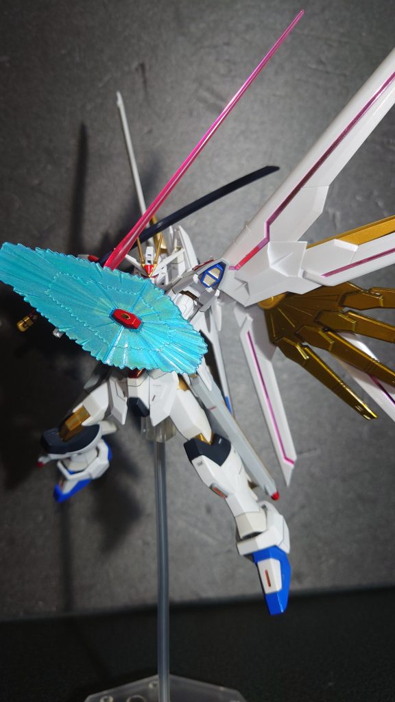 ビームシールドは裏にガンダムマーカーのホロブルーを吹き表にはネイルパウダーを混ぜたクリアーを吹き付けてありますが、写真だと中々分かりづらいですね…w