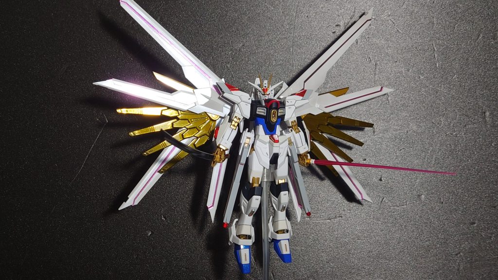 プラウドディフェンダーはボーンペイントさんのミラークロームの上にガイアノーツさんのクリアーイエローを吹きメッキゴールド風に仕上げました。