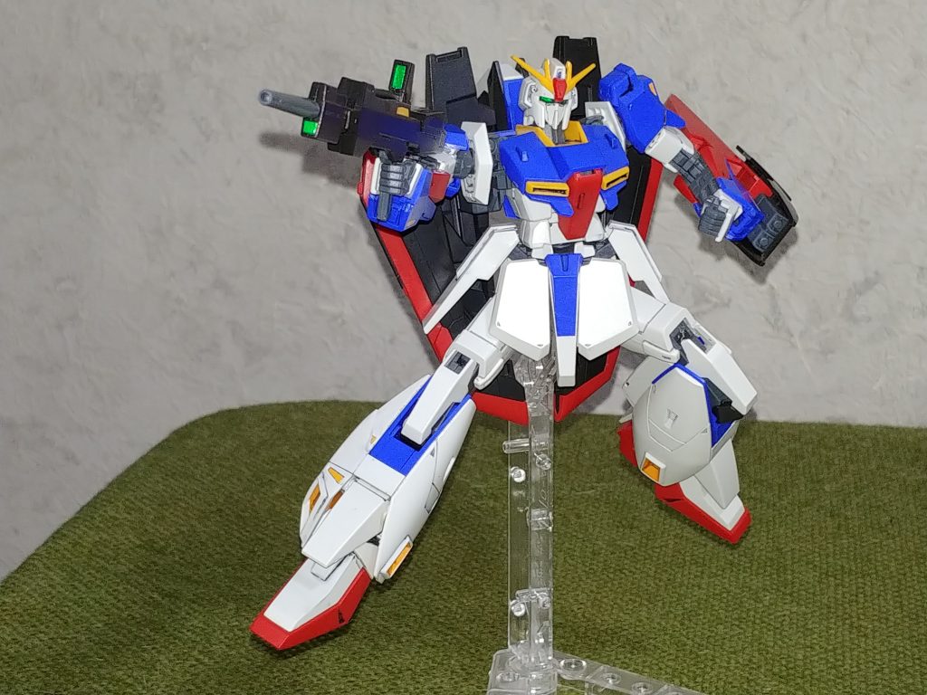 ゼータのアイコンであるバインダーは、ポーズを決めるには干渉が過ぎるかも。