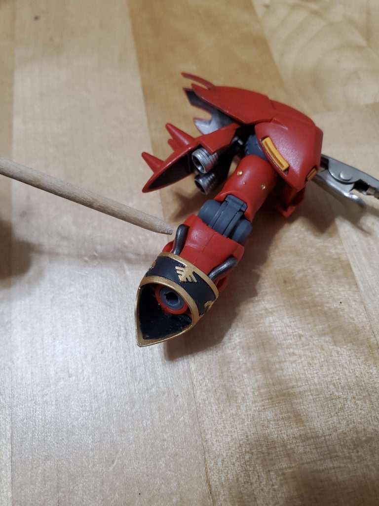 腕のこのちっさいパーツ無くしても『まぁいっか』とはならず完成させるのに躊躇したんや。一番の象徴でもあるヘッドのアンテナ折れて、それをくっつけただけではもうダメ。これは再度パーツ発注して組み直し。幸い某オークション見たら数百円程度で落ちてるから、大人になった今ではパーツの供給に問題はない。パーツ単価で考えたら高いとは言わざるを得ないが、BANDAIに発注したときの時間を考えたら待ってる時間にお金を払う感覚。それで数百円で済むならそっちを取る。ようやくこの腕部のパーツも届いて一気にやる気になったのに…災難や。