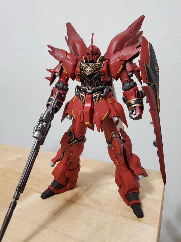 頭のアンテナ部を残して別の箇所はすべて滞りなく進められた。これはつや消しスプレーで処理した段階。なんというか…カメラが実際の質感に追い付いてない。肉眼ではこんなテッカリ感はない。なんというかこう…もっと深みのある赤なんよな~