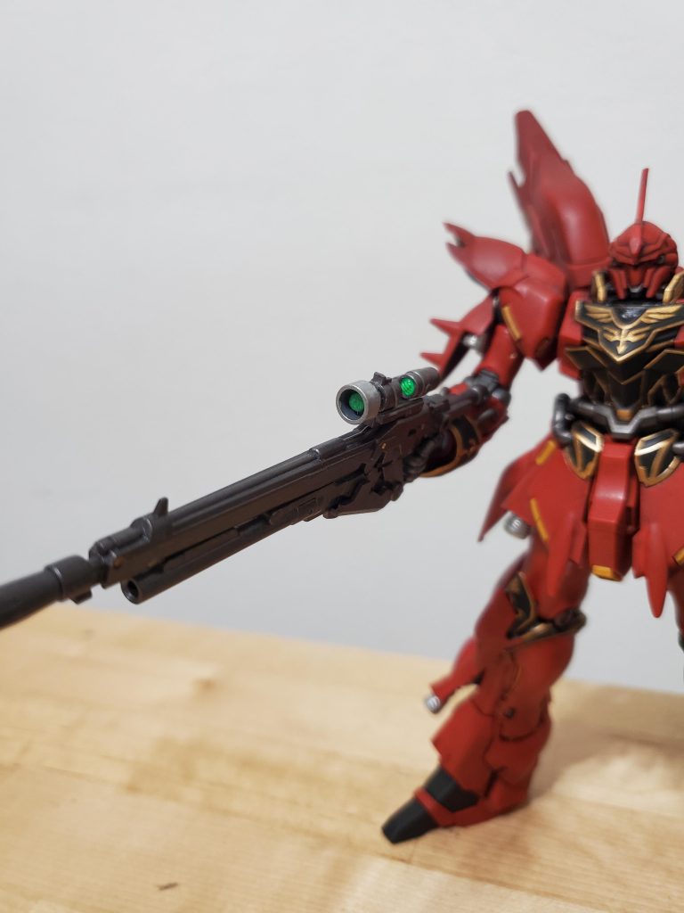 なんとかアイズでライフルのセンサー部も。ライフルのサイトの後ろのマグニファイアの部分の緑パーツはアロンアルファでくっつけてしまったために裏面が変に白くなってしまった。そろそろちゃんとした接着剤買おう。