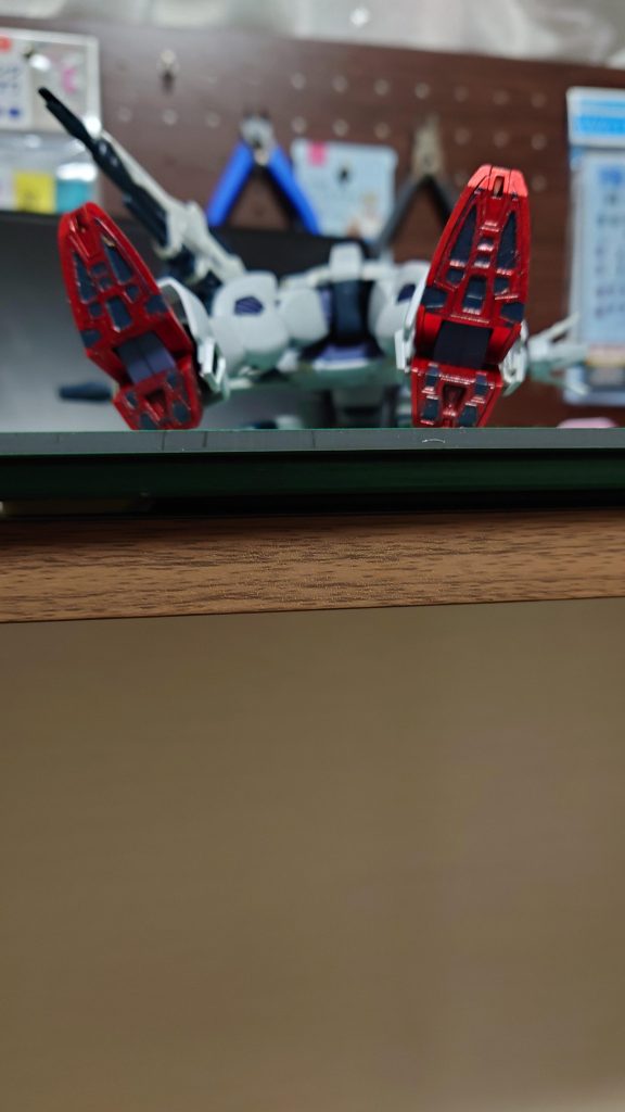 足裏の塗り分け。旧MGは足裏がグレー１色なのでマステを貼りまくりで何とか色分けしました！
