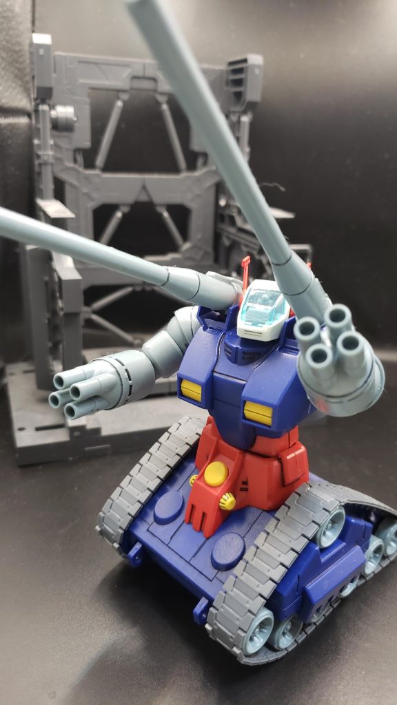 いや～しかし昔、小学生のころ旧キットを作ったことはありましたが、色は１色のみで、キャタピラは黒で、完成品が寂しく見えたことからすると、今のキットの色分けの凄いこと‼️これでも、大分前の発売なんですよね。最新型のSEED関連も作りましたが、凄い時代になりましたね。ガンタンクの思い出は、キャタピラの接着が、ガタガタでいびつな状態だったのを思いだしましたわ。まぁ、下手くそだっただけなんですけどね。( ´∀`) 