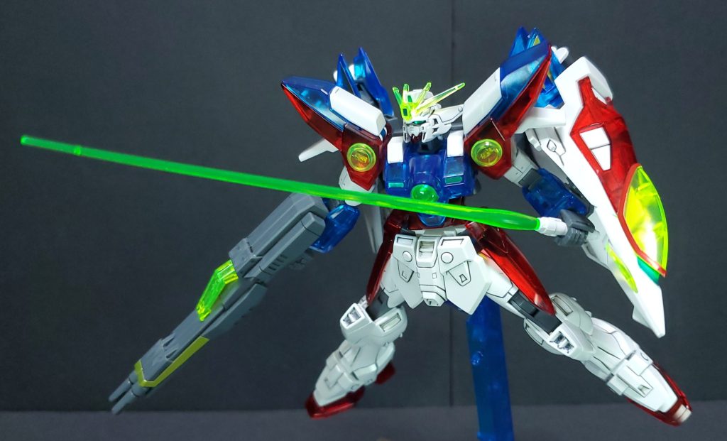 ビームサーベル。非常に素晴らしいプラモですが、シールドの装着がかなり緩く、ポロポロ外れます。ここが唯一の欠点でした。