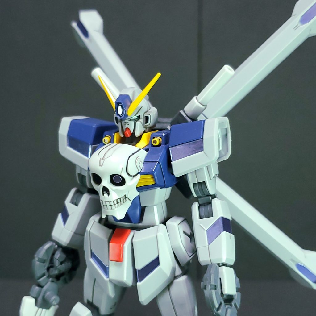 胸のドクロが印象的ですね。このドクロは…