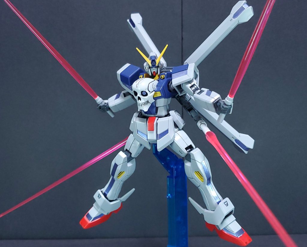 バックパックから伸びるアームパックに取り付けられたビームガン兼ビームサーベル。両手にビームサーベルを持たせると四刀流に。