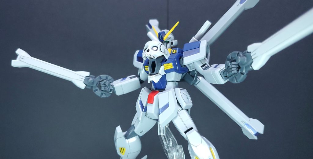 展開するとサテライトキャノンが内蔵されています。